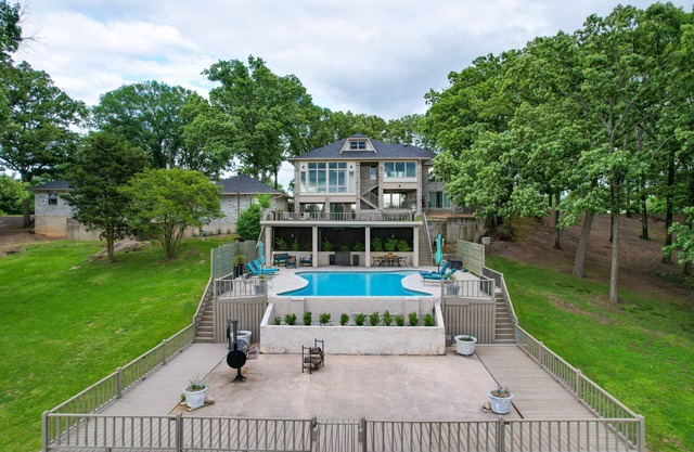 Lakefront Pittsburg Villa w/Private Pool!