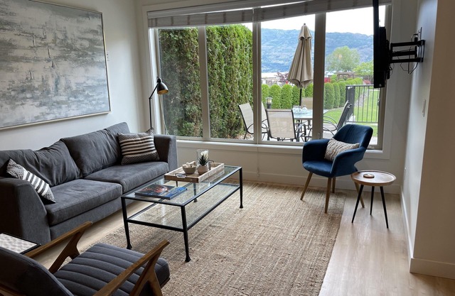Lakefront Pool, hot tub, fitness rm 2bd OPEN Fri Aug 31- Fri Sept 6
