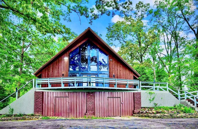 Lakefront Privacy : Pet Friendly, Hot Tub, Private Fishing Lake, Boats, Private!