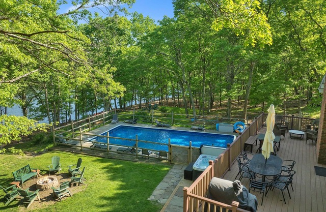 Lakefront, Private Pool, Hot Tub, Games, Canoes Ping Pong, Foosball