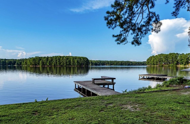 Lakefront Retreat Mins to Golf! Sleeps 8 guests!