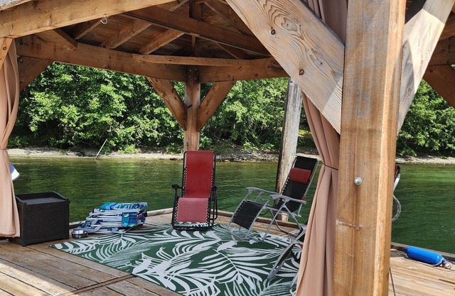 Lakefront Retreat on Lake Cowichan located in sunny Youbou BC