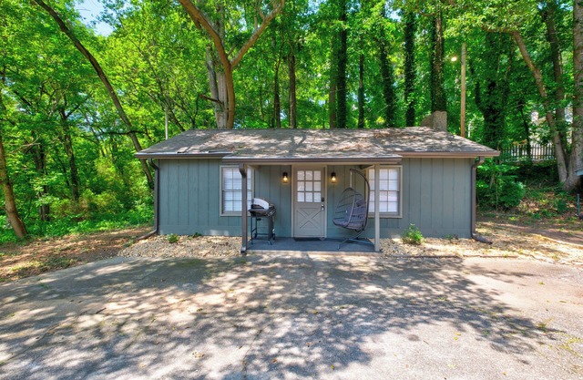 "Lakefront Retreat – Rustic Escape for Couples, Creatives, & Remote Workers"