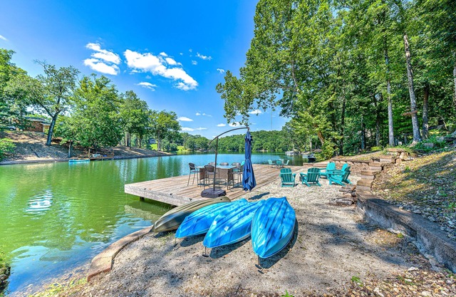 Lakefront Serenity! Paddle, Kayak and Relax from your private dock!