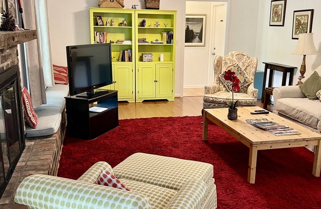 Lakefront Spacious Furnished One Bedroom Downstairs Apartment.nFull Kitchen!
