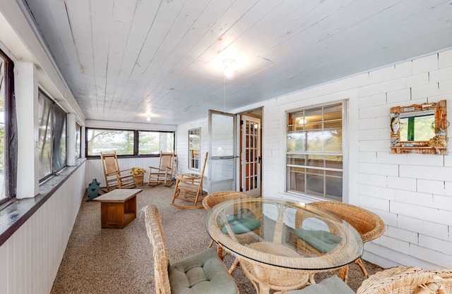 Lakefront suite with screened porch, fast WiFi, firepit area, Sebago Lake access