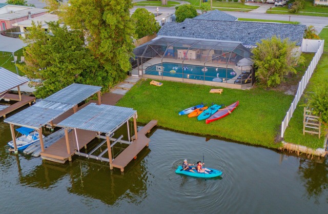 Lakefront Tampa/Heated Pool/Sunrise Views/Kayaks/Games/Outdoor Bar/Sleeps 10