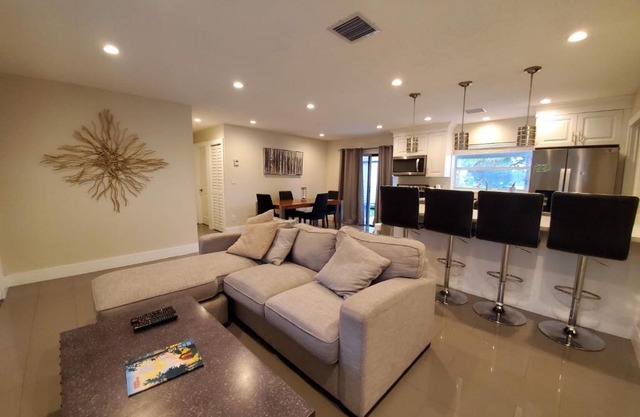 Lakefront Vacation Home - Sleeps 8