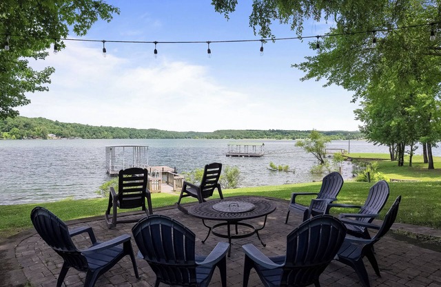 Lakefront view w/King bed/Fire pit/Ez swim entry