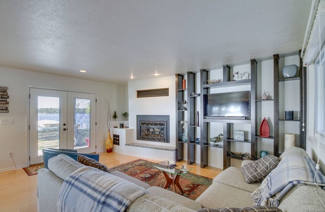 Lakefront Walker Home w/Boat Dock & Lift!