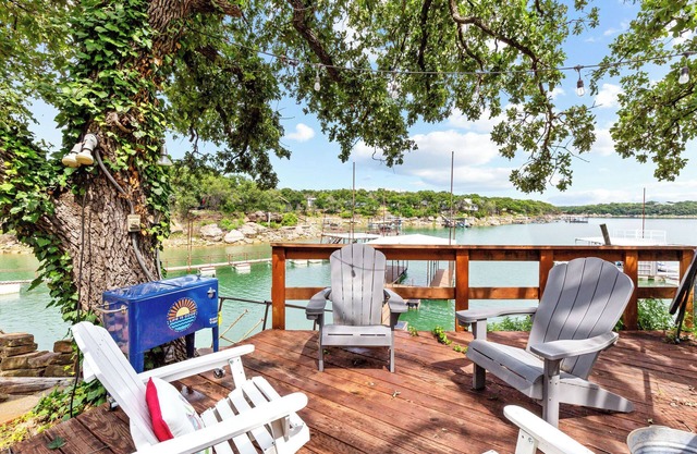 LAKEFRONT ~ Weekday & Spring Deals! Fishing ~ Private Dock ~ Pets OK