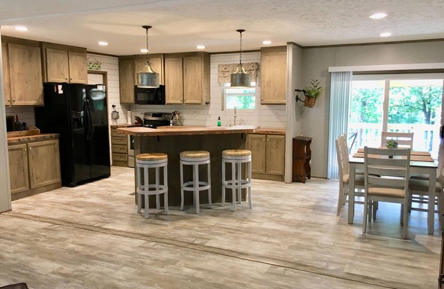 Lakehouse 1 block to lake with 4 bedrooms & 2 living areas, lg lakeview deck