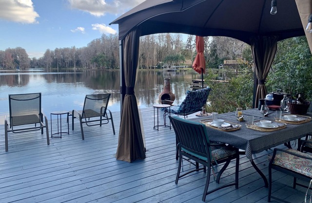 Lakehouse Cozy Suite & Charming Vintage Camper at Little Cypress Guest Suites