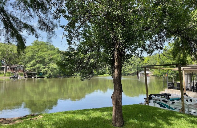 Lakehouse on Lake Austin! Gorgeous Views! NEW hot/cold tub on patio deck!