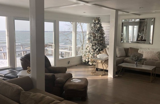 Lakehouse with Private Beach!
