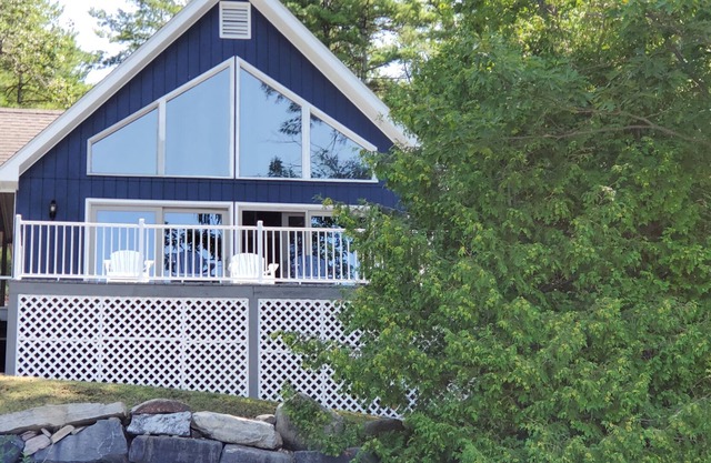 Lakehouse with Stunning Sunsets on Lake Champlain! Sleeps 6, dog-friendly