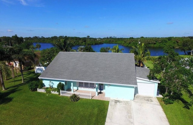 Lakehouse with Sunsets only one mile from Indian River Lagoon