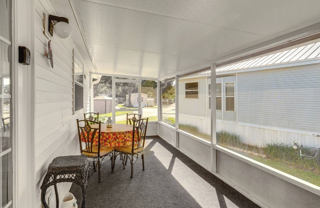 Lakeland Cottage w/Pool Access + Screened Porch!