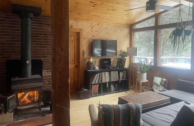 Lakeside wooden cottage, 10km from Wakefield & 5 minutes from Gatineau Park