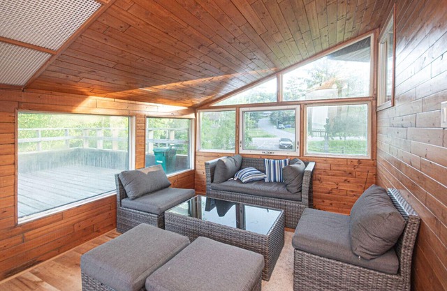 Lakeside 4BR Cottage in Bailieboro w/BBQ Grill