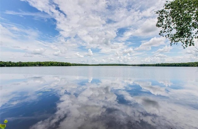 Lakeside Bliss: Serene Crosby /Crosslake Retreat with 200 feet of lakeshore.