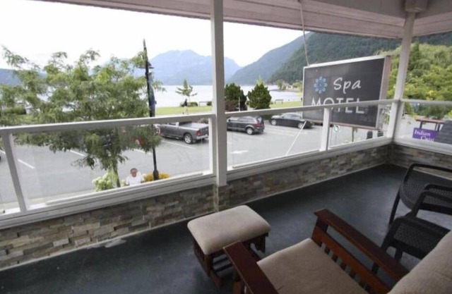 lakeside bedroom and a living area with stunning views of Harrison Lakennn