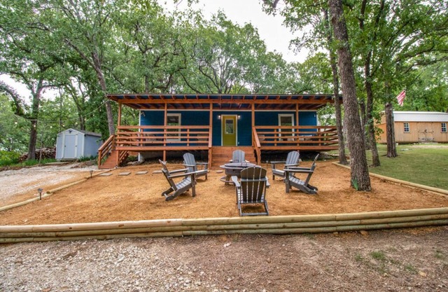 Lakeside Cabin Newly Remodeled .4mile to boat ramp with boat parking.