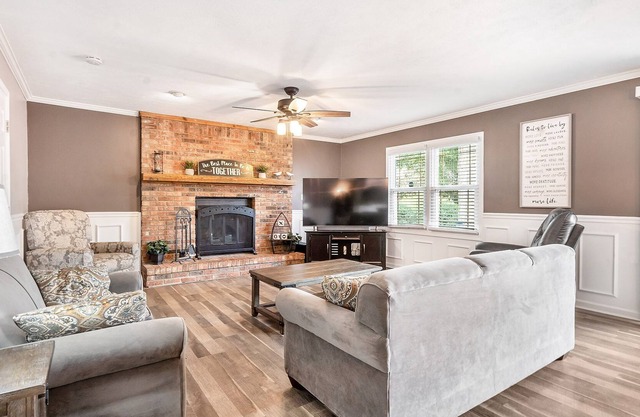 Lakeside Charm 3 BR Hot Tub Fireplace & King Suite
