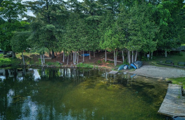 Lakeside Charm: Cozy 2-Bed Retreat with Forest Views