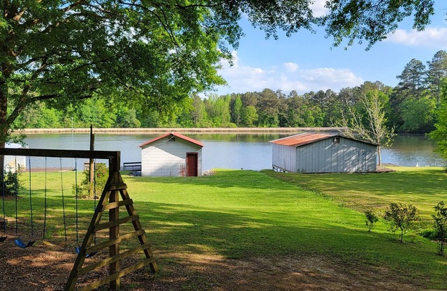 Lakeside Cottage on Lake Guntersville. AL