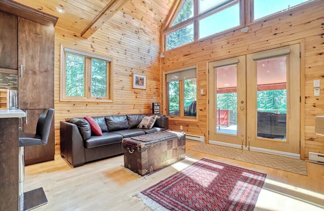 Lakeside Cozy & Quaint Kamanik Guest House