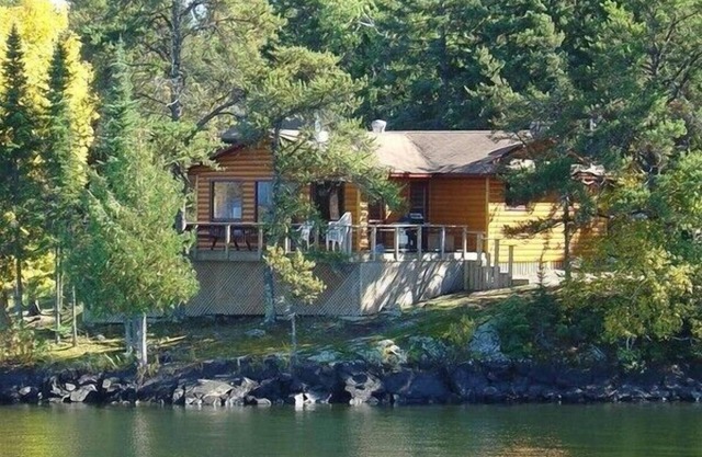 Lakeside Deluxe 3 Bedroom Cottage - Sioux Narrows