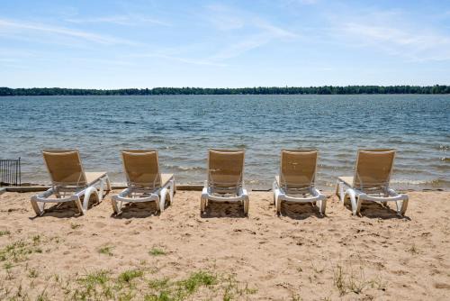 Lakeside Double Queen Suite Upper-Level Retreat