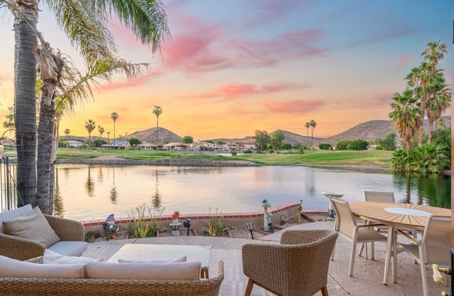 Lakeside home with private patio| Grill | Golf views & Pool Table
