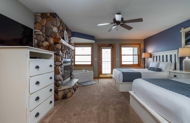 Lakeside Lodge 2 Queen w/Jacuzzi on Gull Lake- Fireplace-Balcony - Pet Friendly!