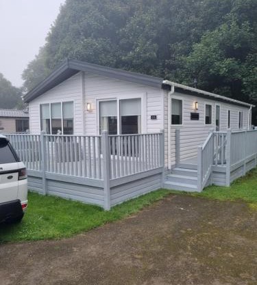 Lakeside Lodge