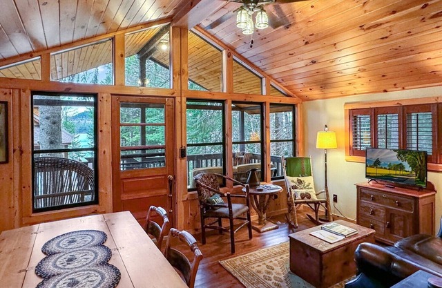 Lakeside Lodge - Tree Top