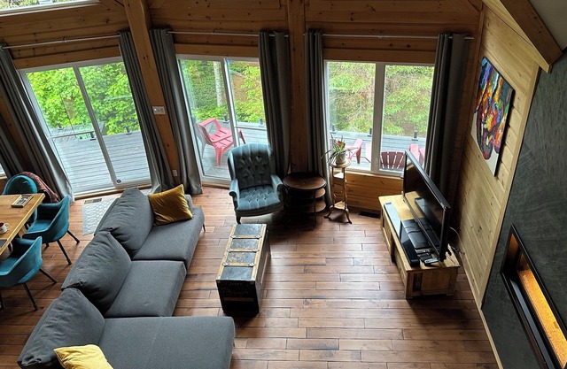 Lakeside Oasis: Perfect for Couples & Families! Private Dock, Kayaks, Ski Trails