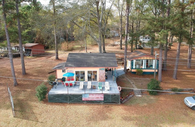 Lakeside Pleasure Island Cabin w/Deck & Gas Grill