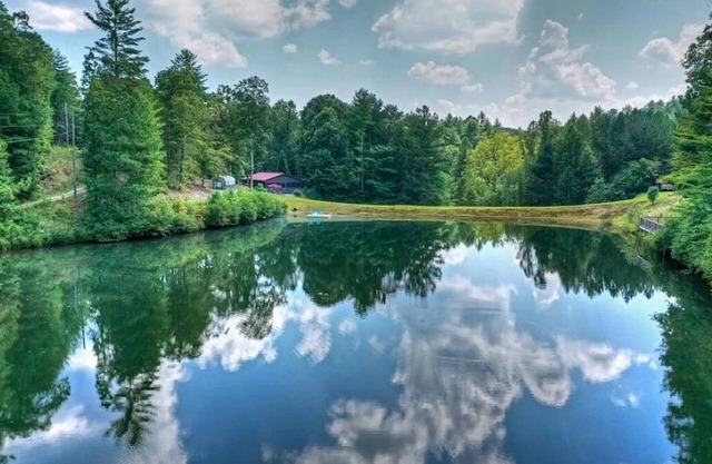 Lakeside Retreat: Explore 35 Acres and Private Lake! Hot tub Adjoining home for6