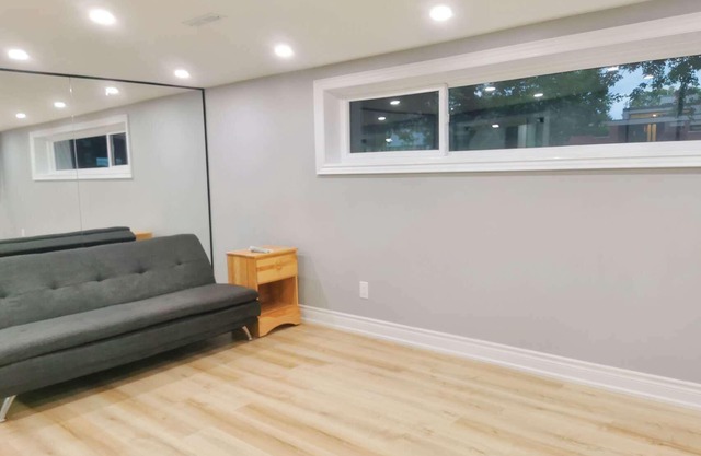 Lakeside Retreat | Modern Renovated House|9 Parkings| Large Backyard