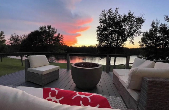 Lakeside Runway Retreat, waterfront kayaks, luxury in the country