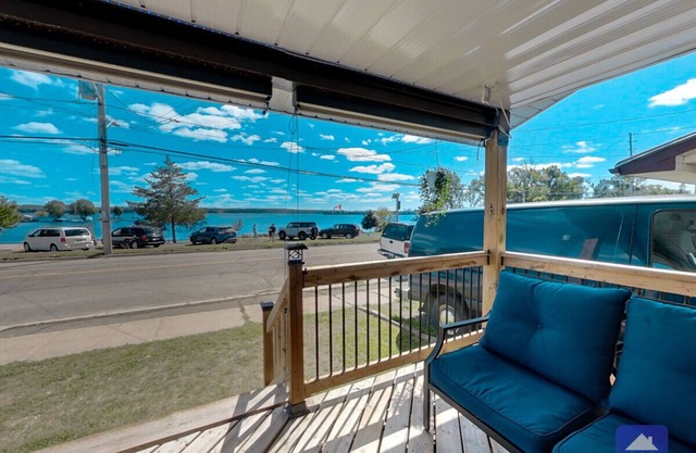 Lakeside Serenity: Charming 3-Bedroom Retreat