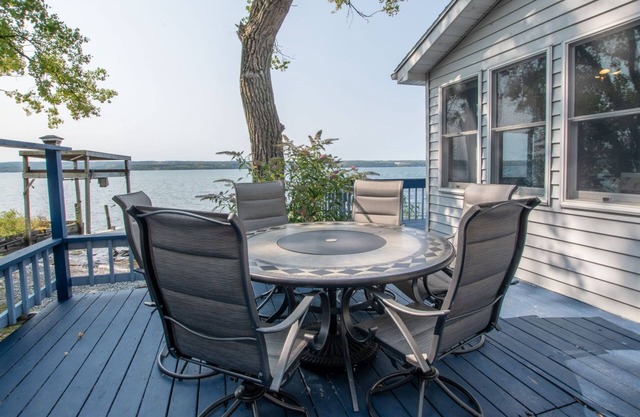 Lakeside Tranquility: "Perfect Spot for an Affordable Lakeside Vacation"