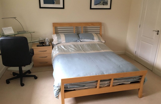 Lakeside very large double en-suite bedroom with fabulous views and facilities