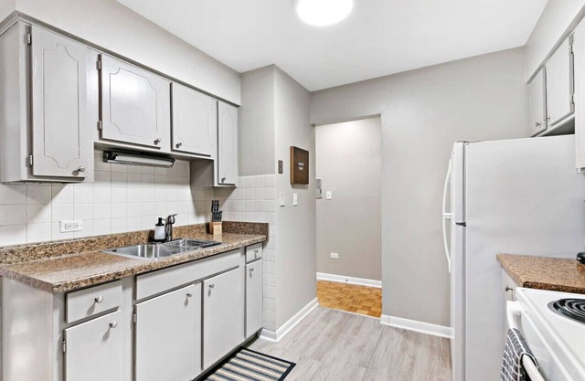 Lakeview 1BR Apt, Near Shops, Easy Transportation