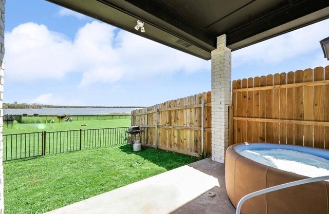 Lakeview 2BR/1B Guest Home with Hot Tub