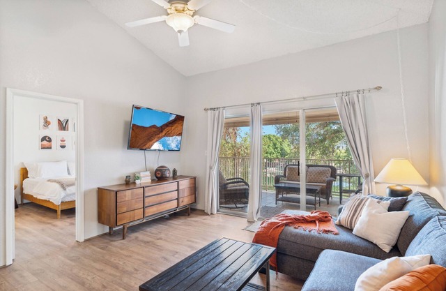LAKEVIEW CONDO! Walking Paths, Pickleball, Pool/Spa, Covered parking