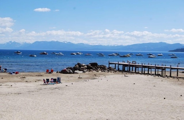 Lakeview cottage-steps to beach -shared Lakefront deck! Dog ok
