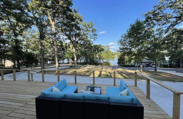 Lakeview Escape: Charming cottage with private dock on Lake Holbrook